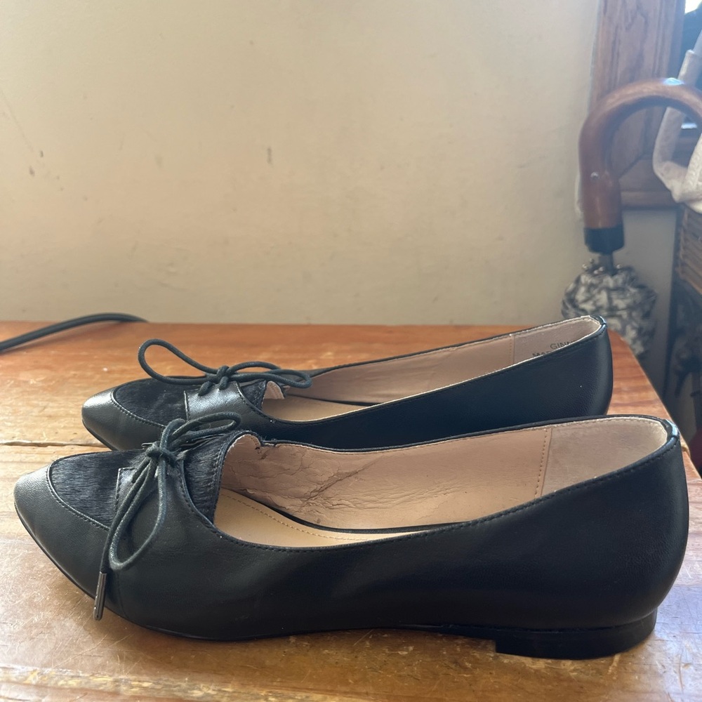 French connection, black leather flats. Tie up and faux fur accent.